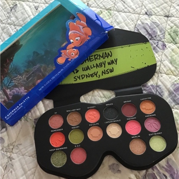 Finding Nemo Disney 17 pcs Set Makeup Revolution Eyeshadow lip oil brush bag New - Picture 5 of 14